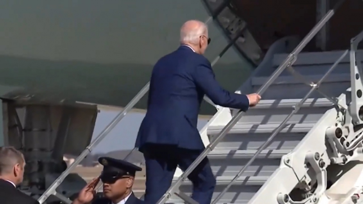 Tổng thống Biden liên tục bị vấp khi bước lên chuyên cơ Không Lực Một